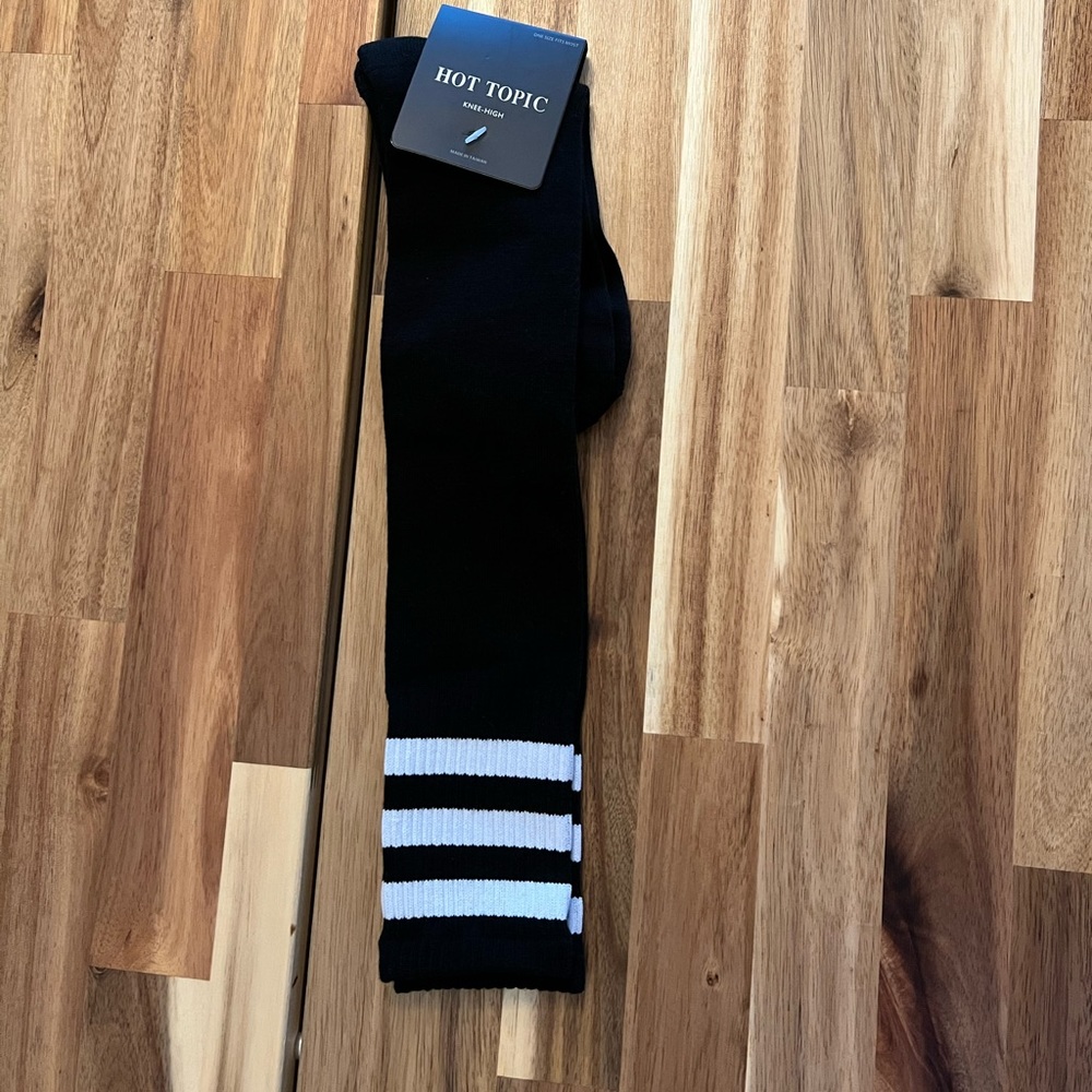 ✨BRAND NEW✨ HOT TOPIC BLACK AND WHITE KNEE HIGH SOCKS!!🖤🤍